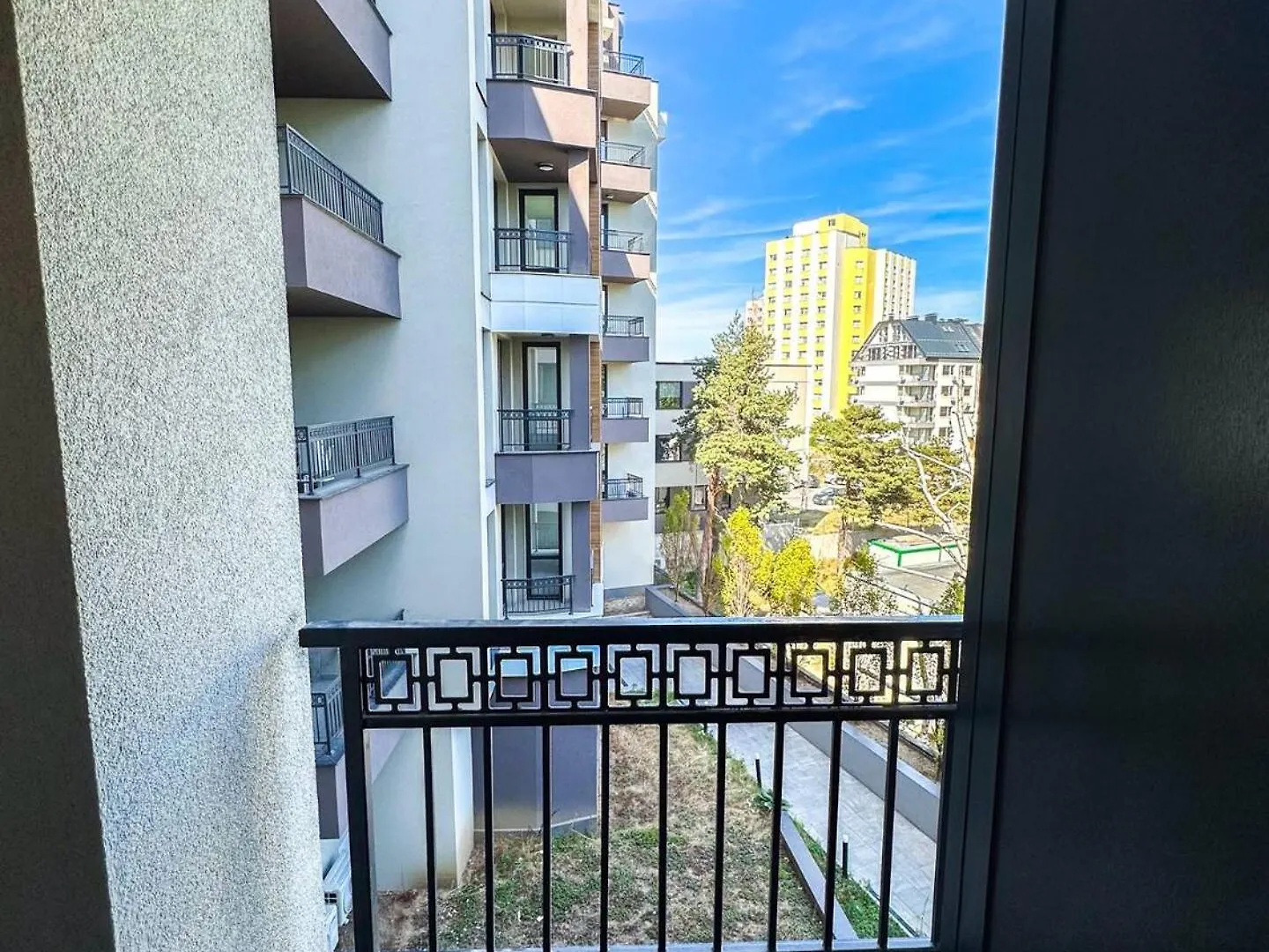 6 Studios 6 Bathrooms 2 Levels Kitchens Apartment