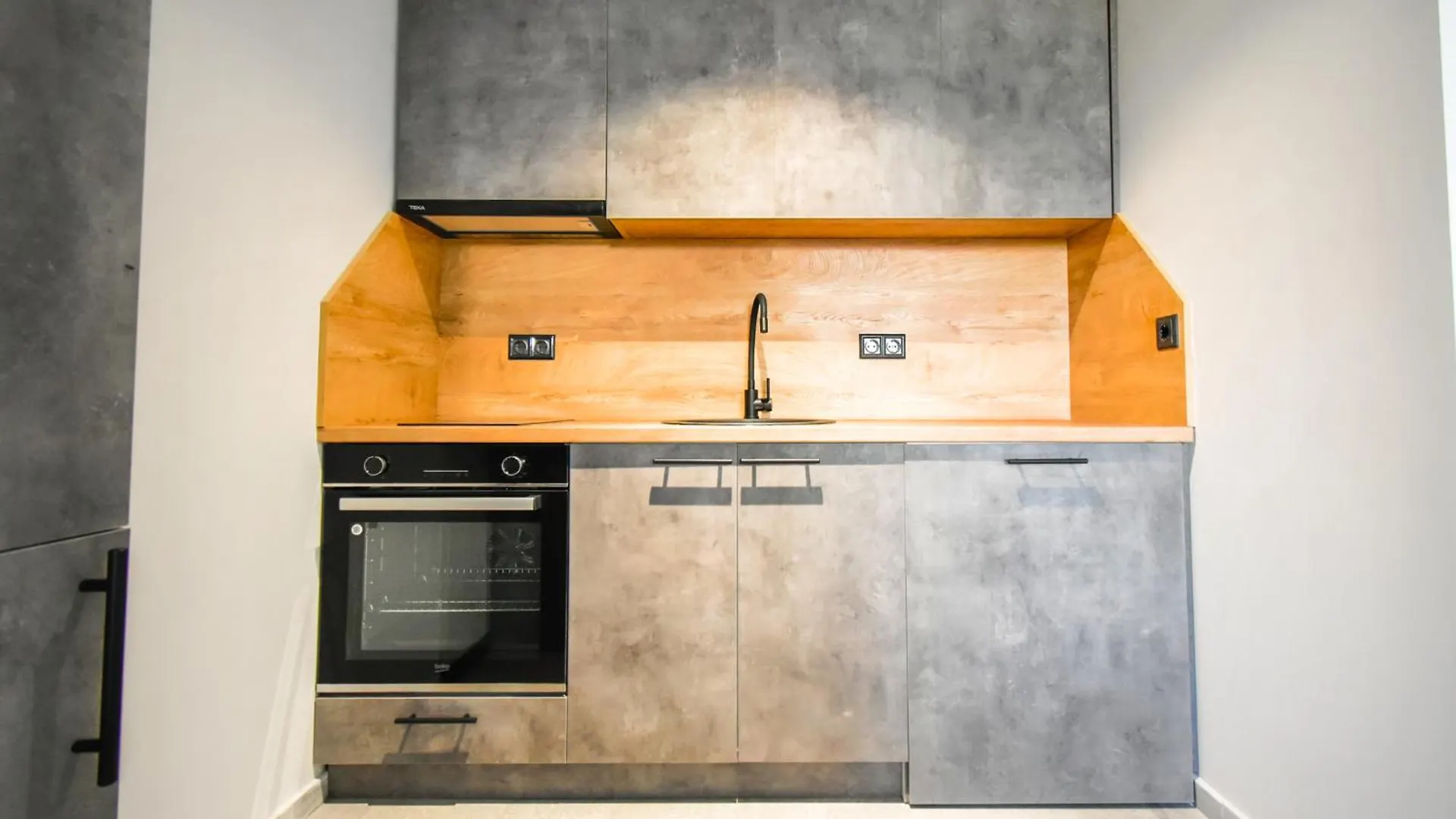 6 Studios 6 Bathrooms 2 Levels Kitchens 0*, Sofia