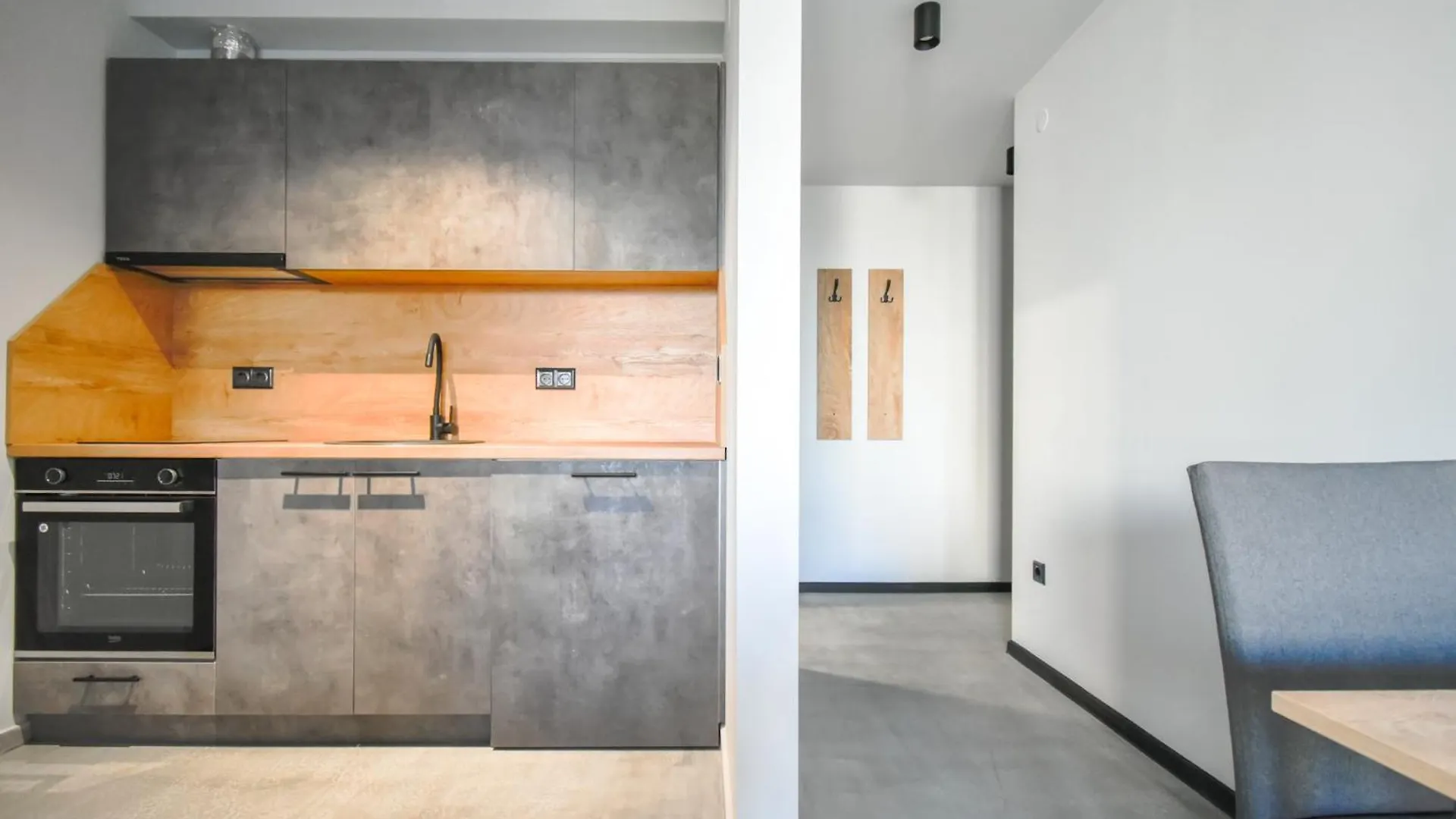 6 Studios 6 Bathrooms 2 Levels Kitchens Apartment